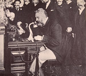 Alexander Graham Bell che effettua la prima chiamata tra New York e Chicago, 1892 da American Photographer